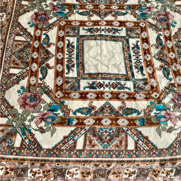 GONCA silk scarf, large vintage square shawl. - Picture 9 of 10